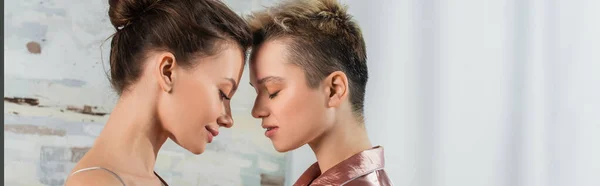 Seitenansicht eines jungen pansexuellen Paares mit geschlossenen Augen, Banner — Stockfoto