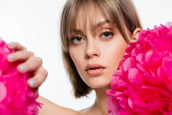 Jovem loira com franja perto de flores rosa brilhantes isoladas no branco — Fotografia de Stock