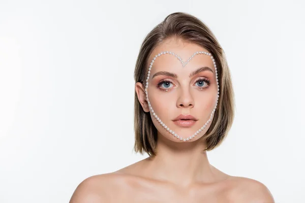 Bonita mujer joven con cuentas de forma de corazón creativo alrededor de la cara aislada en blanco - foto de stock