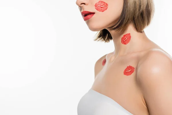 Huellas de beso rojo en las mejillas y el cuerpo de la mujer recortada aislado en blanco - foto de stock