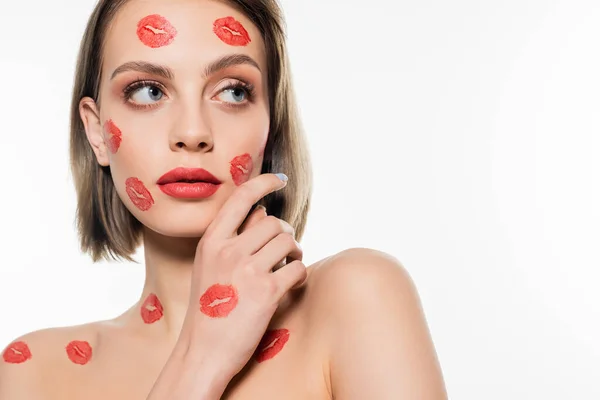 Rojo beso impresiones en mejillas y cuerpo de sensual joven aislado en blanco - foto de stock