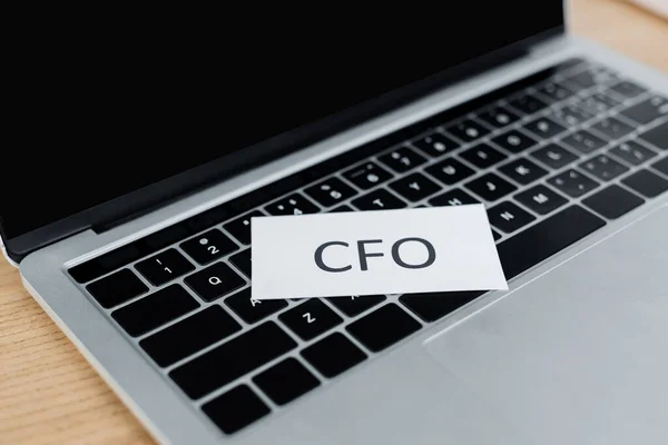 Nahaufnahme von Papier-Cfo-Schriftzug auf Laptop-Tastatur — Stockfoto