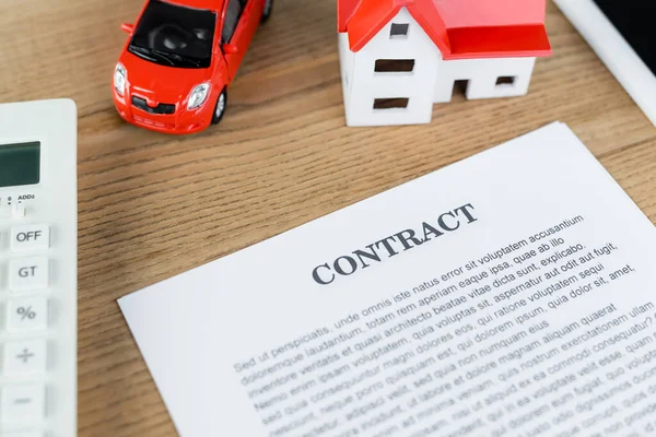 Vista superior do contrato perto do modelo da casa e do carro do brinquedo na tabela — Fotografia de Stock