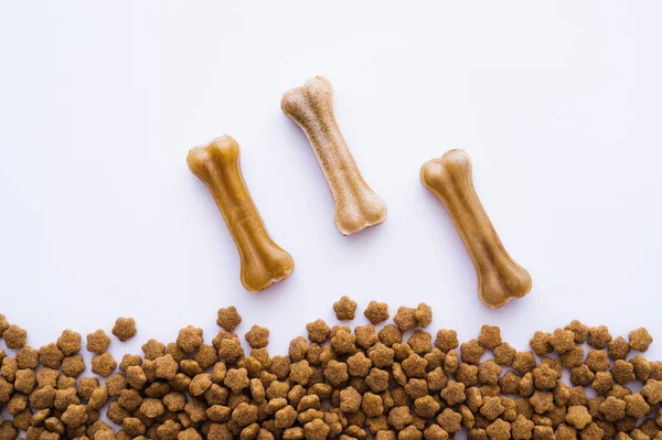 Vista dall'alto di ossatura cane tratta vicino cibo per animali domestici — Foto stock