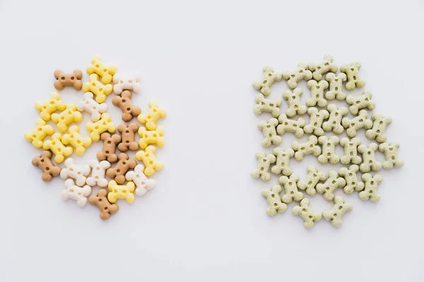 Vue de dessus de différents biscuits en forme d'os pour animaux isolés sur blanc — Photo de stock