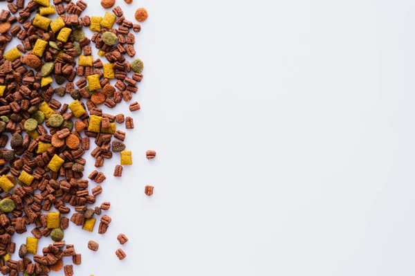 Vista dall'alto di cibo nutriente e croccante isolato su bianco — Foto stock