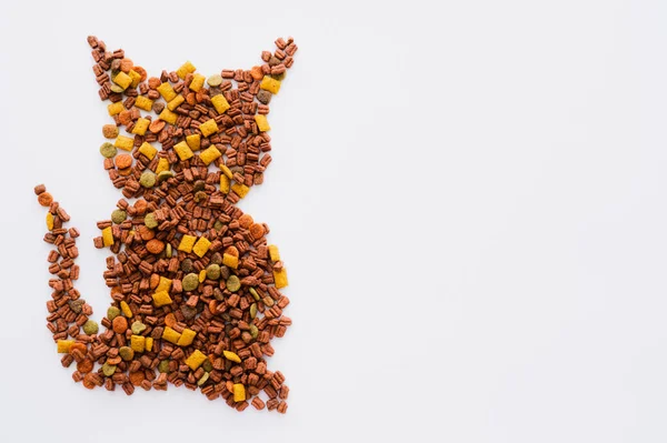 Vista superior de silhueta de gato feita a partir de alimentos secos para animais de estimação isolados em branco — Fotografia de Stock