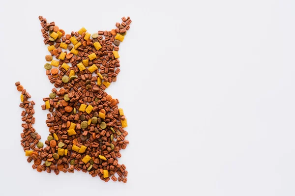 Vue de dessus de la silhouette du chat fabriqué à partir de nourriture sèche pour animaux isolés sur blanc — Photo de stock