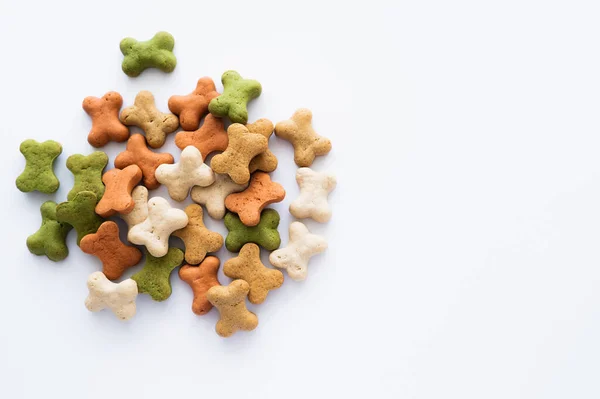 Vista superior de sabrosas galletas con forma de hueso para mascotas aisladas en blanco - foto de stock