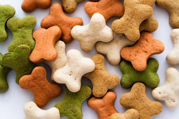 Vista de perto de biscoitos crocantes em forma de osso para o cão — Fotografia de Stock