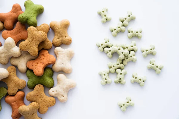 Vista superior de sabrosas galletas en forma de hueso para perros aislados en blanco - foto de stock