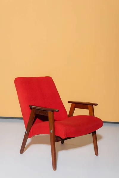 Винтажное кресло на оранжевом фоне — стоковое фото