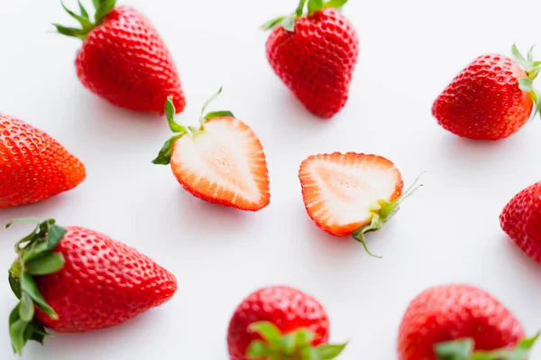 Vista de cerca de fresas frescas sobre fondo blanco - foto de stock