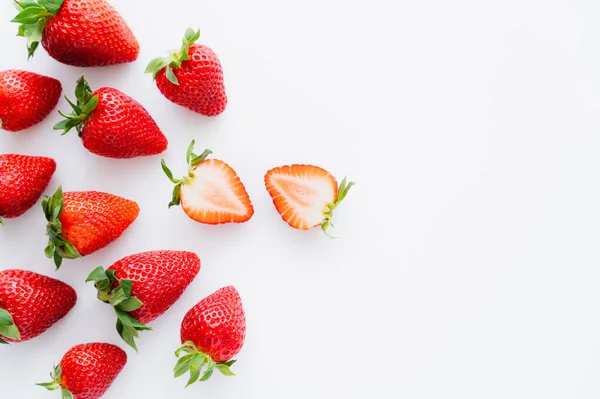 Vue de dessus des fraises juteuses sur fond blanc — Photo de stock