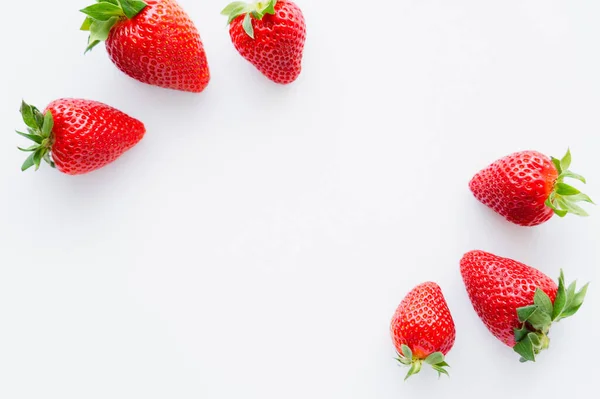 Top view of fresh strawberries with leaves on white background — Stock Photo