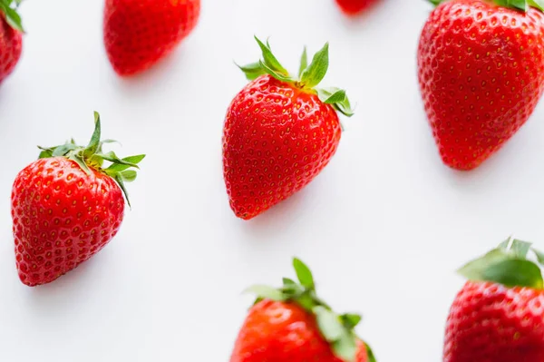 Hochwinkel-Ansicht der reifen Erdbeeren auf weißem Hintergrund — Stockfoto
