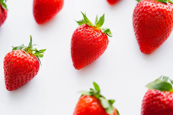 Vista de alto ángulo de fresas maduras sobre fondo blanco - foto de stock