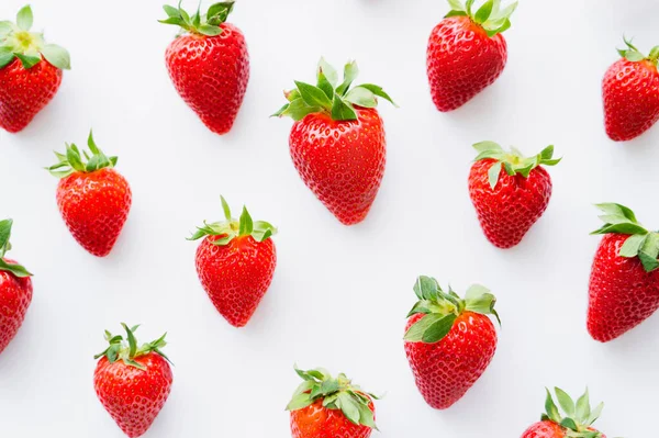 Flache Lage mit reifen Erdbeeren auf weißem Hintergrund — Stockfoto
