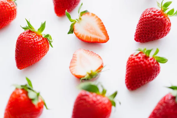 Nahaufnahme von frischen Erdbeeren auf weißem Hintergrund — Stockfoto