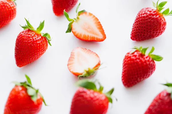 Vista de cerca de fresas frescas sobre fondo blanco - foto de stock