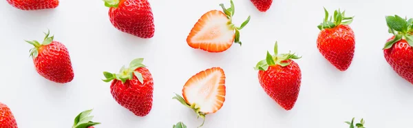 Draufsicht auf frische rote Erdbeeren auf weißem Hintergrund, Banner — Stockfoto