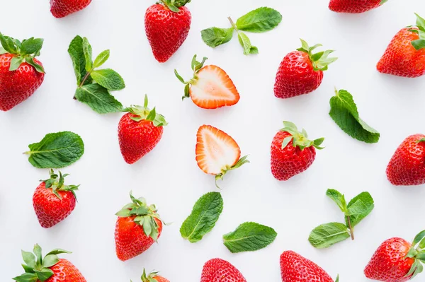 Draufsicht auf frische Erdbeeren und Minzblätter auf weißem Hintergrund — Stockfoto
