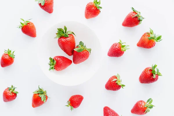 Acostado plano con fresas rojas orgánicas sobre fondo blanco - foto de stock