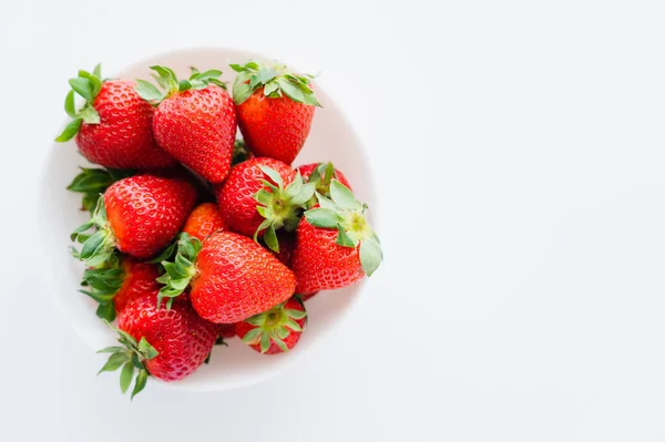 Vista superior de fresas en tazón sobre fondo blanco - foto de stock