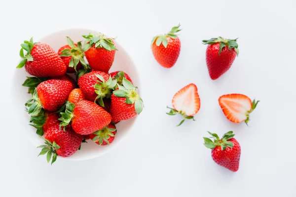 Vue de dessus des fraises douces avec des feuilles sur fond blanc — Photo de stock