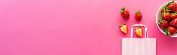 Vista superior do saco de compras perto de morangos frescos no fundo rosa, banner — Fotografia de Stock