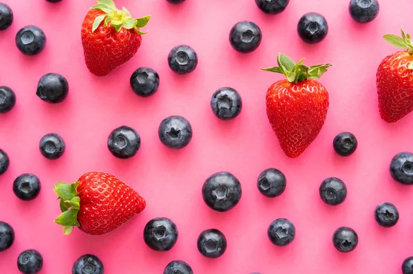 Flat lay of whole berries on pink background — Stock Photo