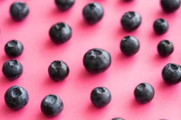 Vue rapprochée des bleuets frais sur la surface rose — Photo de stock
