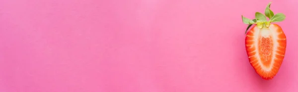 Вид зверху на натуральну розрізану полуницю на рожевому фоні, банер — стокове фото