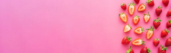 Colocação plana com morangos na superfície rosa com espaço de cópia, banner — Fotografia de Stock
