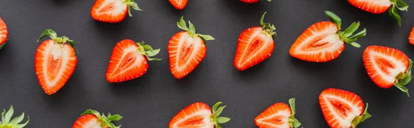 Pose plate de fraises juteuses sur fond noir, bannière — Photo de stock