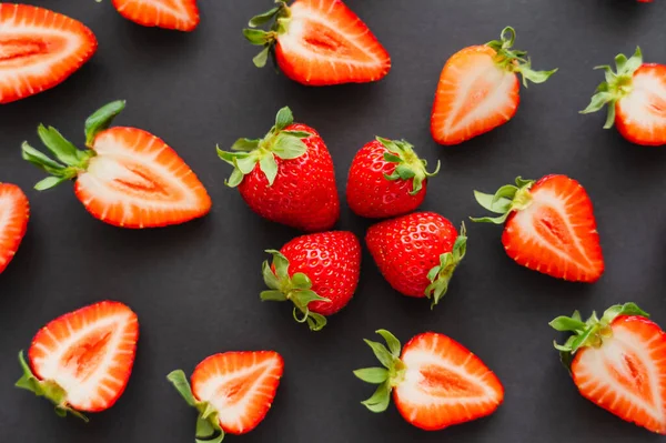 Draufsicht auf süße Erdbeeren auf schwarzem Hintergrund — Stockfoto