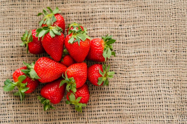 Vue de dessus des fraises fraîches sur le sac — Photo de stock