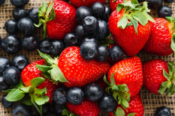 Вид зверху на смачні ягоди на розмитому мішечку — стокове фото