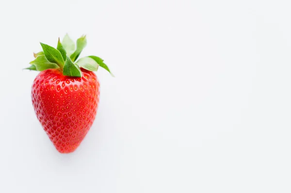 Vista de cerca de fresa roja sobre fondo blanco con espacio para copiar - foto de stock