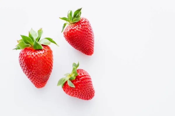 Top view of ripe strawberries with leaves on white background — Stock Photo