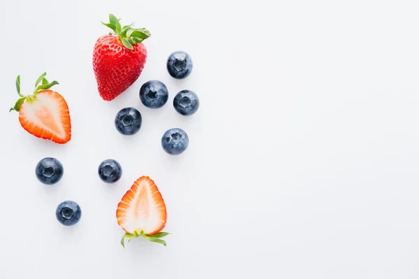 Вид сверху свежих ягод на белом фоне с копировальным пространством — стоковое фото