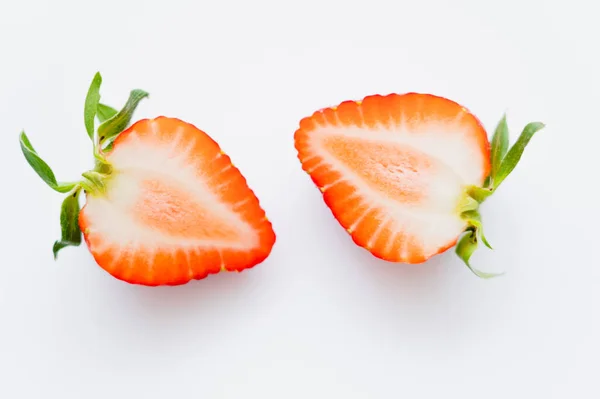Nahaufnahme der geschnittenen Erdbeere auf weißem Hintergrund — Stockfoto