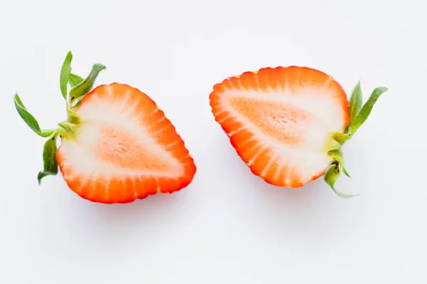 Vista da vicino di fragola tagliata su sfondo bianco — Foto stock