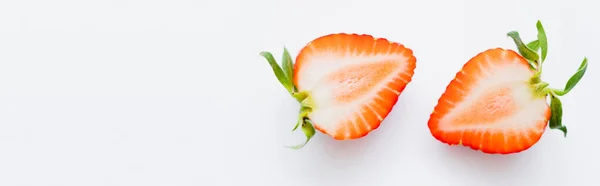 Vue rapprochée de fraise coupée juteuse sur fond blanc, bannière — Photo de stock