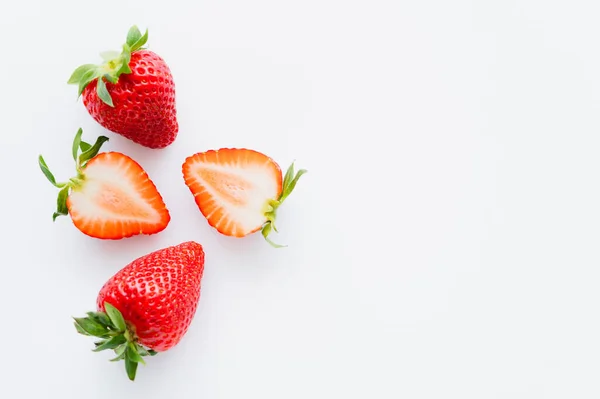 Draufsicht auf rote reife Erdbeeren auf weißem Hintergrund — Stockfoto