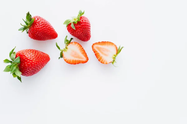 Draufsicht auf Bio-Erdbeeren mit Blättern auf weißem Hintergrund — Stockfoto