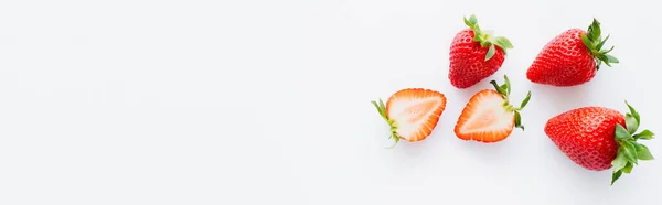 Vista dall'alto di fragole dolci su sfondo bianco con spazio di copia, banner — Foto stock
