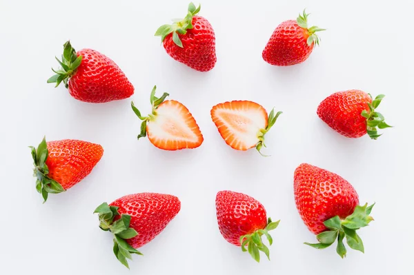 Flache Lage mit roten Erdbeeren auf weißem Hintergrund — Stockfoto