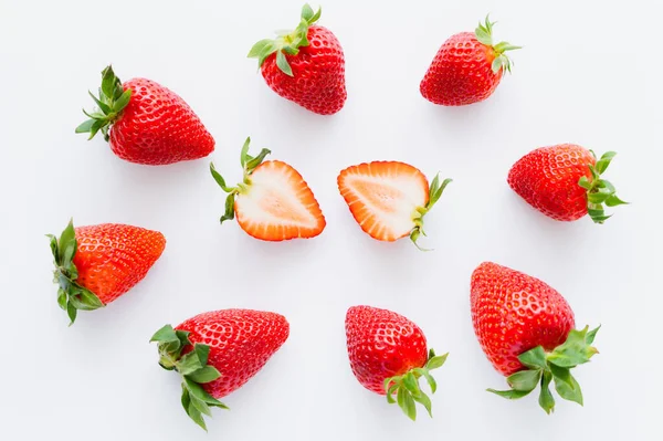 Acostado plano con fresas rojas sobre fondo blanco - foto de stock