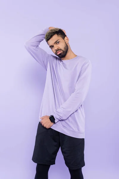 Homem americano africano barbudo em suéter posando isolado em roxo — Fotografia de Stock